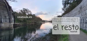 Izquierda puente del tren sobre el río, es de piedra con arcos, a la derecha un muro de hormigón junto a un caminito de tierra a su vez pegado al #río Una caja de texto que dice: reconoce desde tu verdad que vivir es Grande, así puedes ser sincero contigo, y con el resto por AsunAdá 