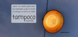 Farola redonda suspendida en medio del cielo con unos cables, ella tiene la lámpara y su luz naranja de donde un cielo azul con nubes. Una caja con texto a la izquierda que dice: Siente tus sueños para crear así realidades, pues lo  oculto no siempre lo está y, lo visible tampoco, por AsunAdá 