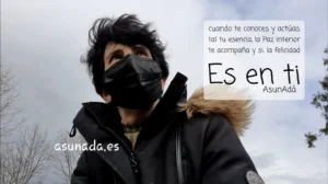 Autorretrato AsunAdá mirada hacia el cielo con nubes, con caja de texto que dice: Cuando te conoces y actúas tal tu esencia, la Paz interior te acompaña, y si, la felicidad Es en ti.