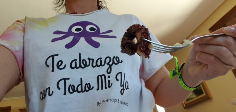 Camiseta: Te abrazo con todo mi yo_ byAsunAdá #ArteCanalizado