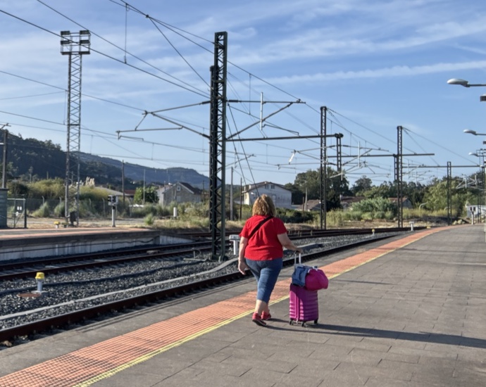 viajera estación tren - vBlog asunada