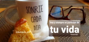 Por términos de imagen de adelante hacia atrás de izquierda a derecha de imagen: un trocito de roscón, una taza blanca con letras en negro que dice SONRÍE CADA DÍA y unas gafas marrones todo sobre unos manteles individuales de rejillas y caja de texto: "Hoy y siempre se partícipe de tu vida" por AsunAdá