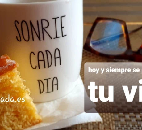 Por términos de imagen de adelante hacia atrás de izquierda a derecha de imagen: un trocito de roscón, una taza blanca con letras en negro que dice SONRÍE CADA DÍA y unas gafas marrones todo sobre unos manteles individuales de rejillas y caja de texto: "Hoy y siempre se partícipe de tu vida" por AsunAdá