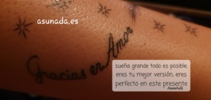 Tatoo en brazo de estrellas con frase Gracias enAmor y caja de texto con: sueña grande, todo es posible, eres tu mejor versión, eres perfecto en este presente por AsunAdá