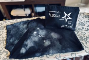 Camiseta negra pintada y necesar byAsunAdá