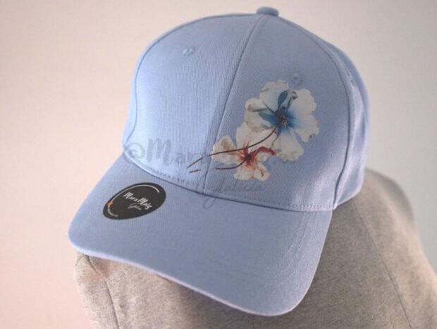 Gorra adulto Minn azul cielo con dos flores, y en visera con logo MaraMalg