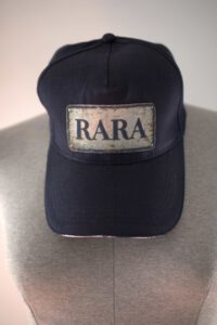 Gorra adulto Play azul oscura con parche frontal de RARA