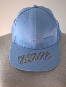 Gorra-Kid-Trnt-azul con texto RESPIRA en la visera