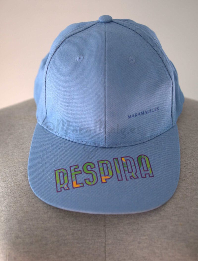 Gorra-Kid-Trnt-azul con texto RESPIRA en la visera