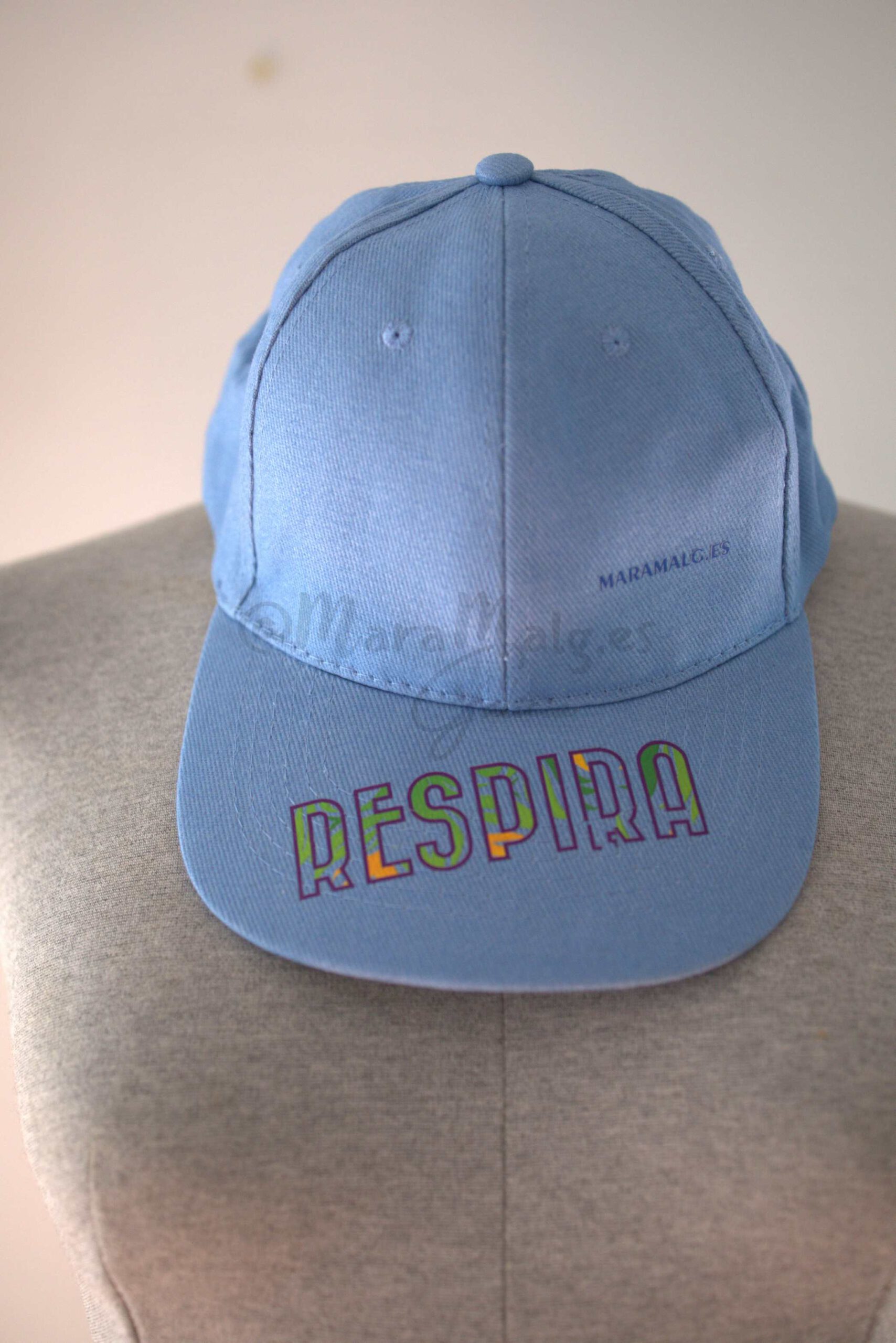 Gorra-Kid-Toronto-azul con texto RESPIRA en la visera