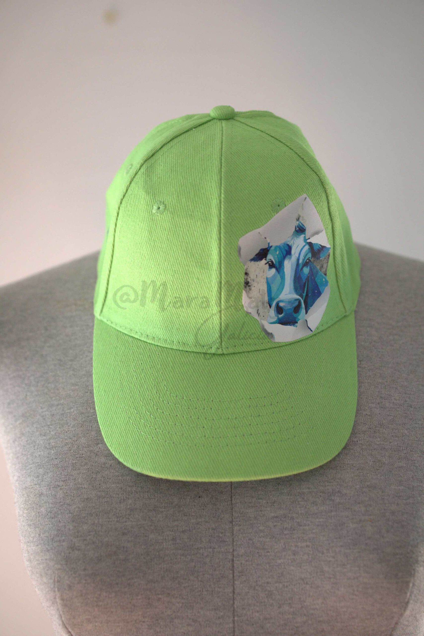 Gorra-Kid-Toronto-verde manzana con parche de una vaca en tonos azules