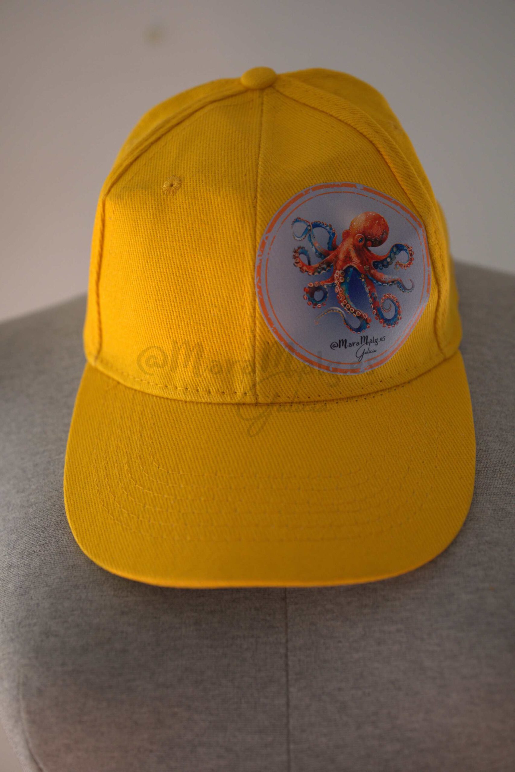 Gorra-Kid-Toronto-amarillo girasol con parche de pulpo de colores