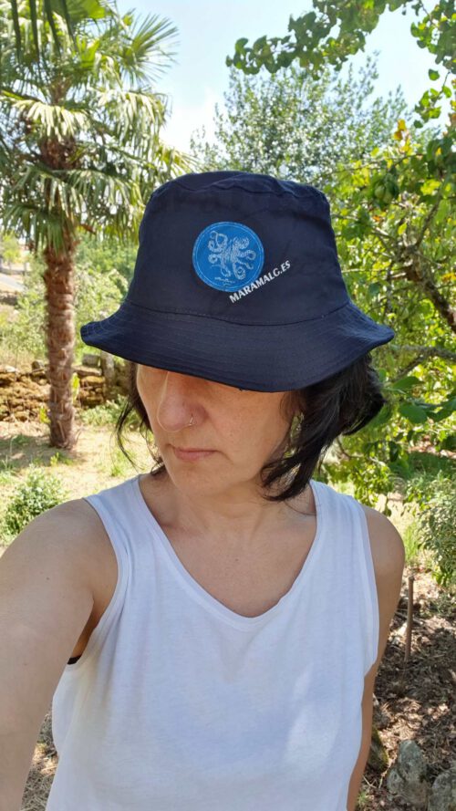 Gorro Explorador color azul oscuro con parche redondo y dentro un pulpo azul
