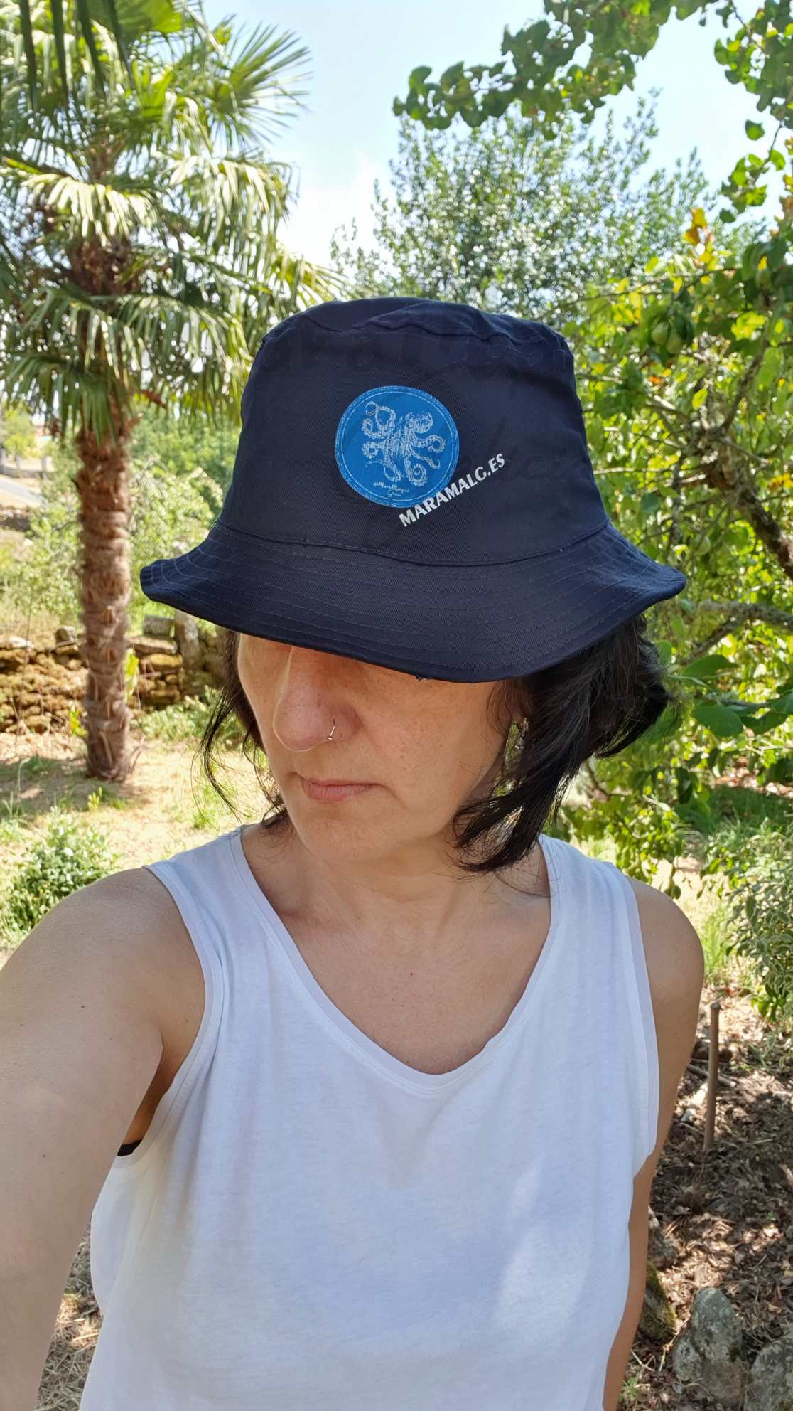 Gorro Explorador color azul oscuro con parche redondo y dentro un pulpo azul
