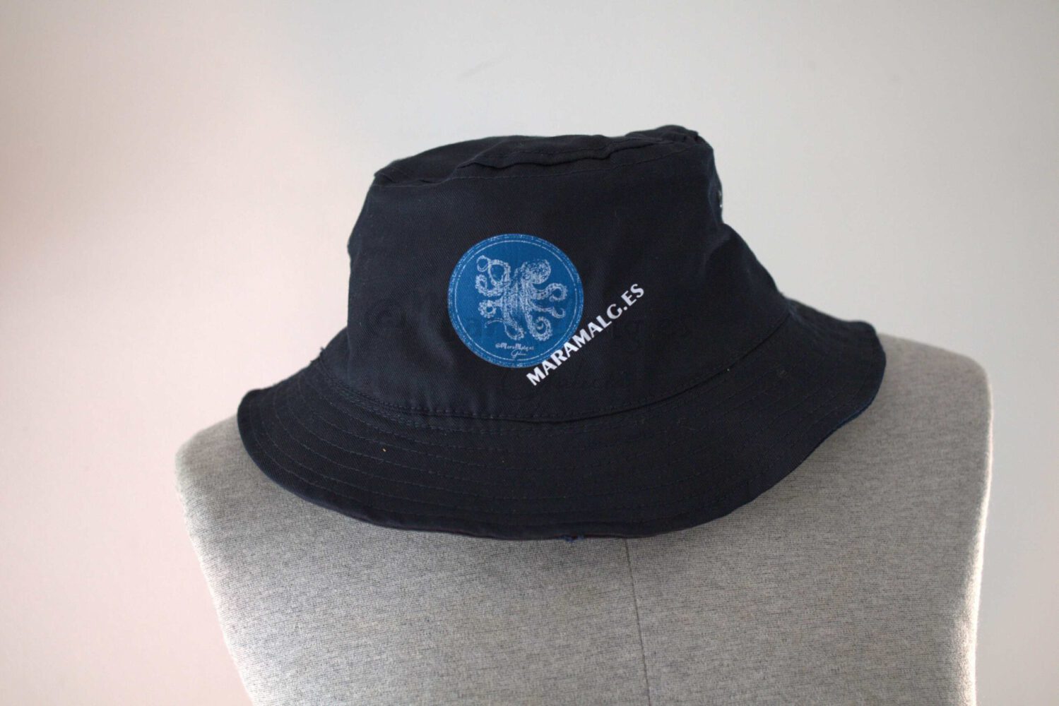 Gorro Explorador color azul oscuro con parche redondo y dentro un pulpo azul