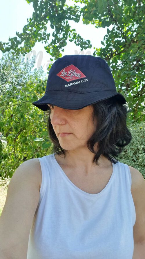 Gorro Explorador color negro con parche que dice Lee Libros
