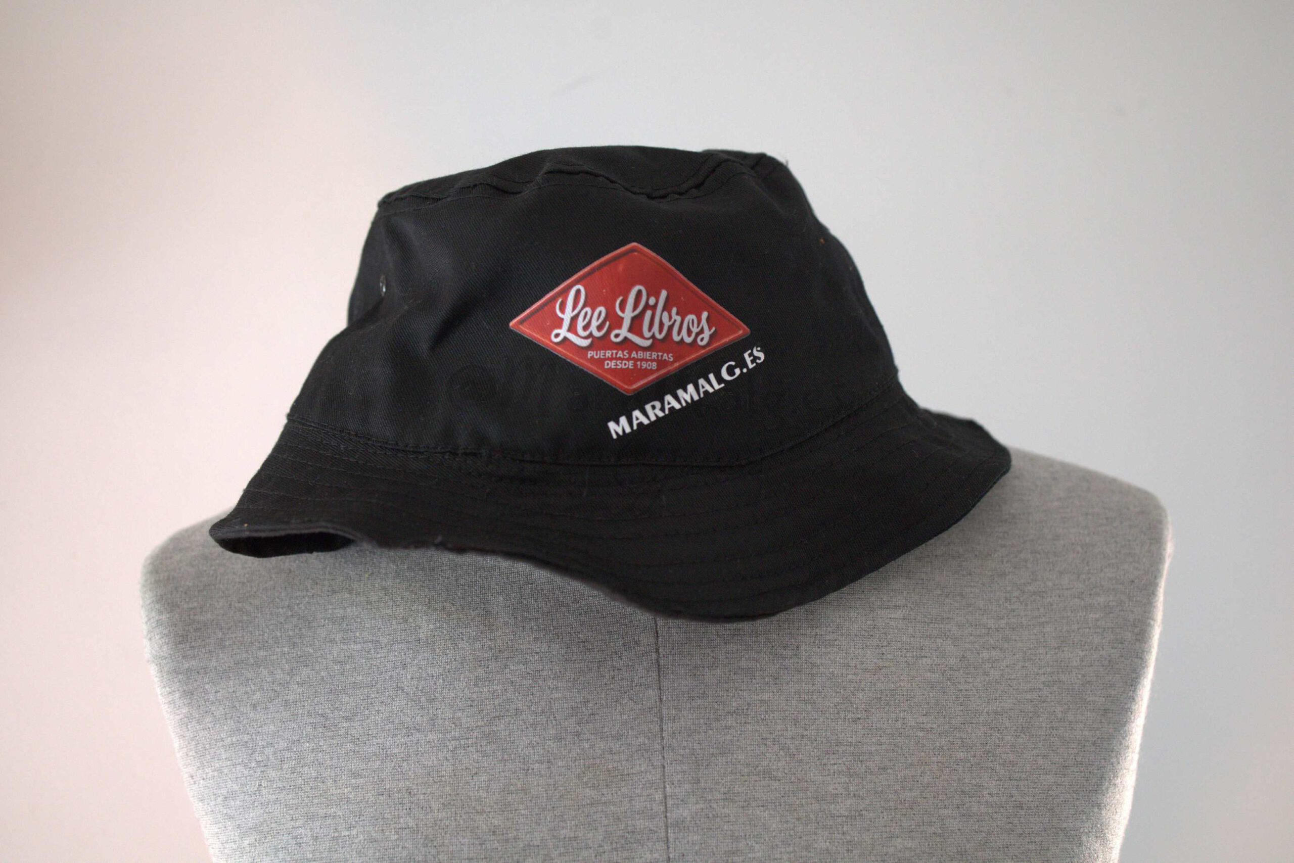Gorro Explorador color negro con parche que dice Lee Libros