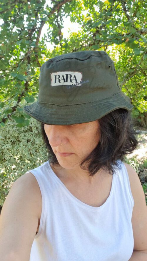 Gorro Explorador color Verde oliva con parche que dice RARA