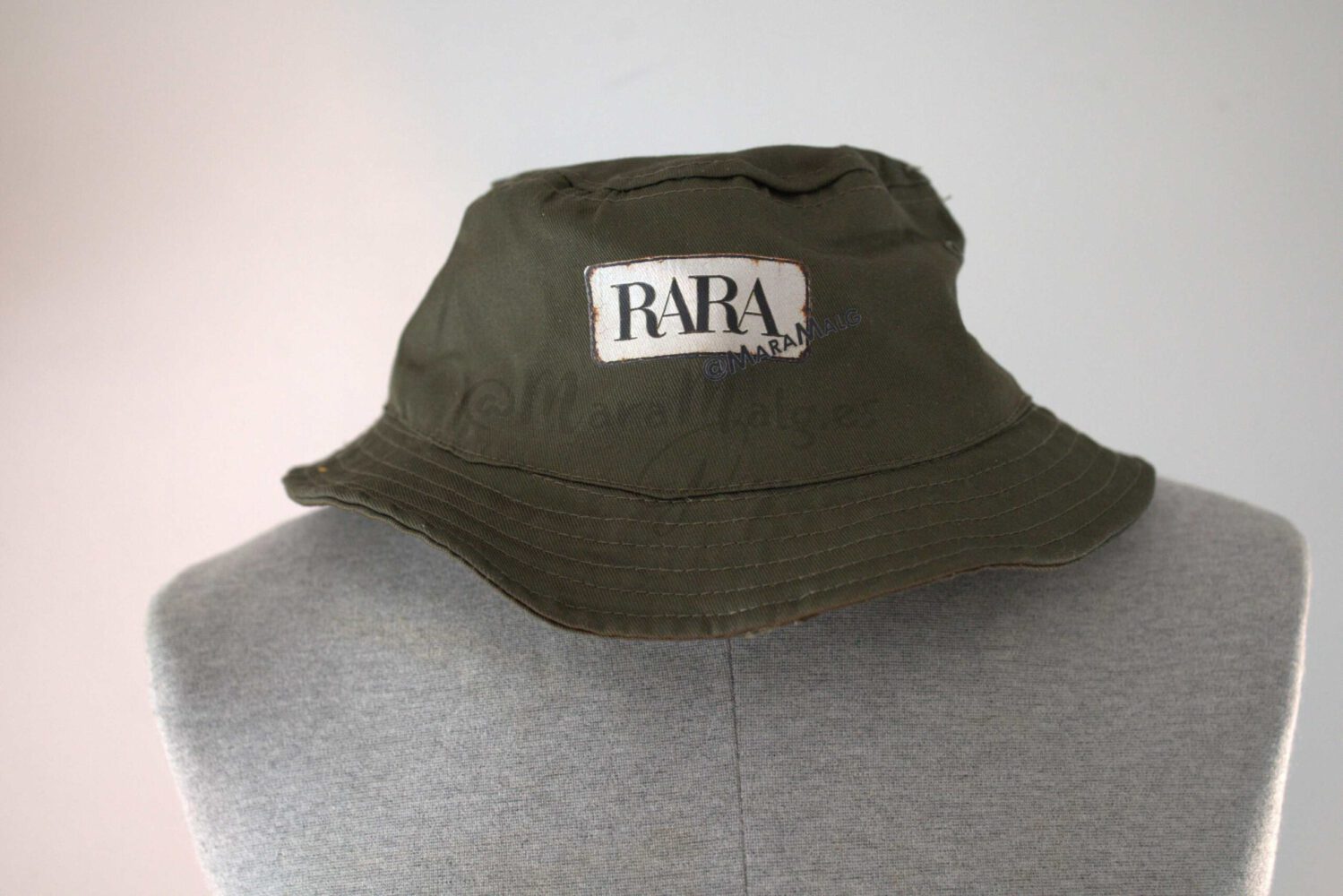 Gorro Explorador color Verde oliva con parche que dice RARA