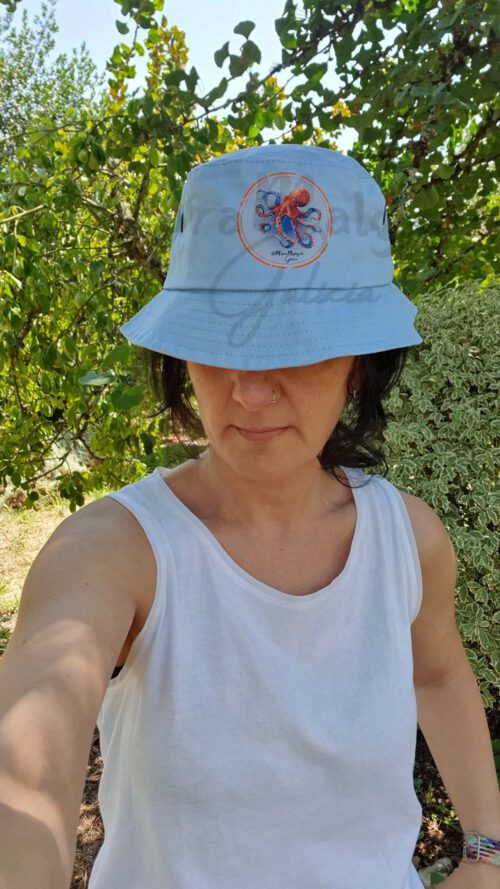 Gorro Summer, color azul cielo con bola dentro un Pulpo de colores