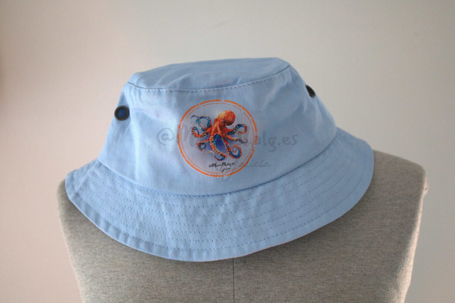 Gorro Summer, color azul cielo con bola dentro un Pulpo de colores