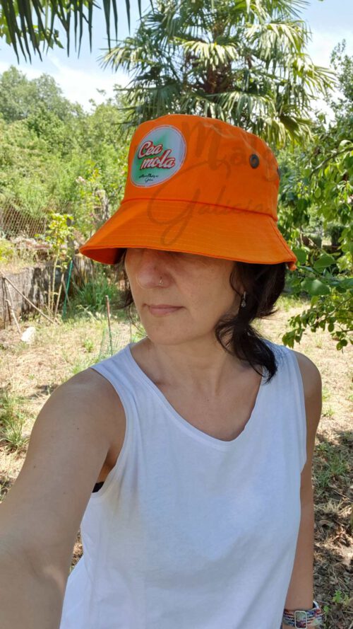 Gorro Summer, color naranja con bola y texto: Cea Mola