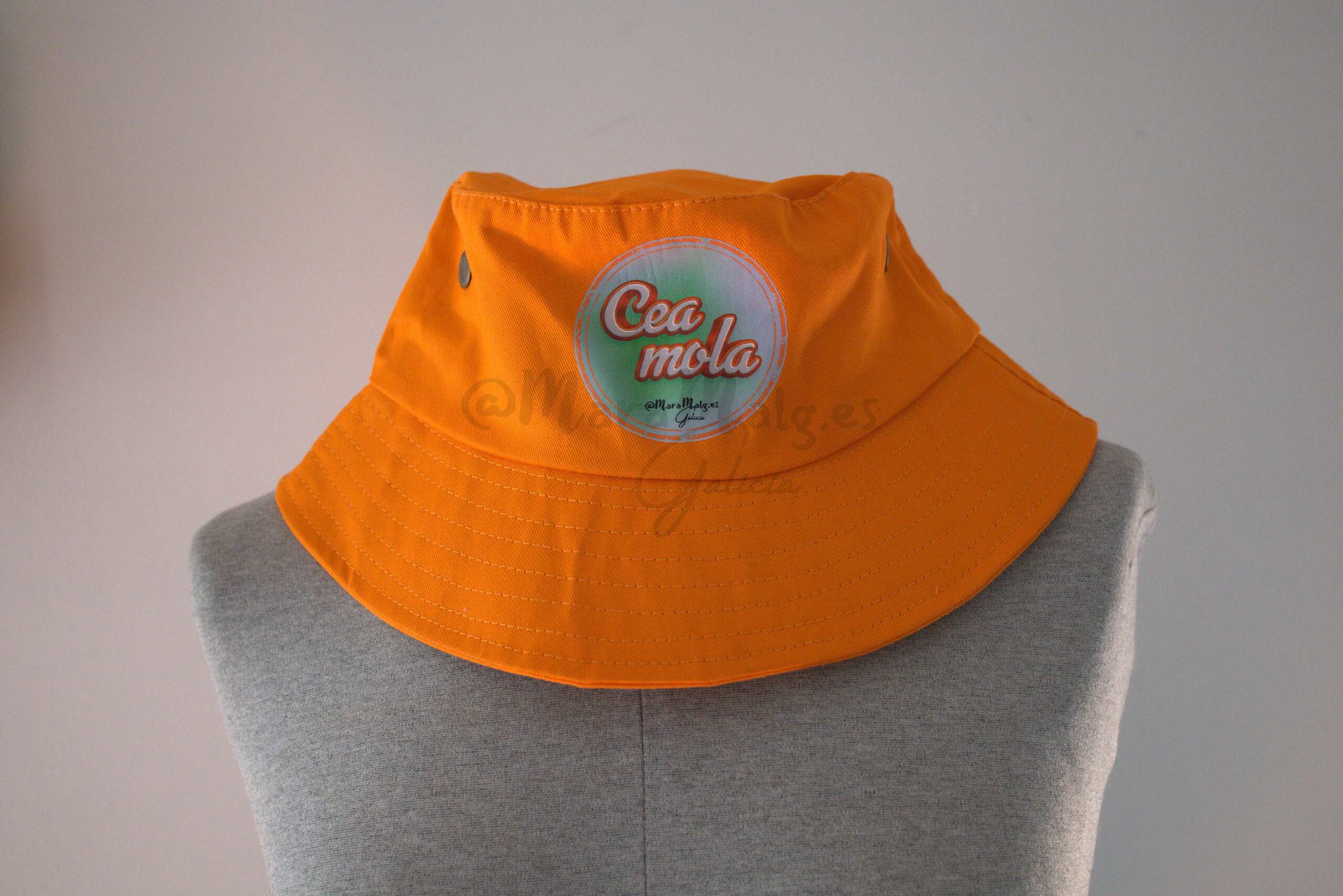 Gorro Summer, color naranja con bola y texto: Cea Mola