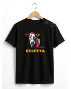 Camiseta básica negra diseño "Vaca: es Actitud Respeta" by MaraMalg