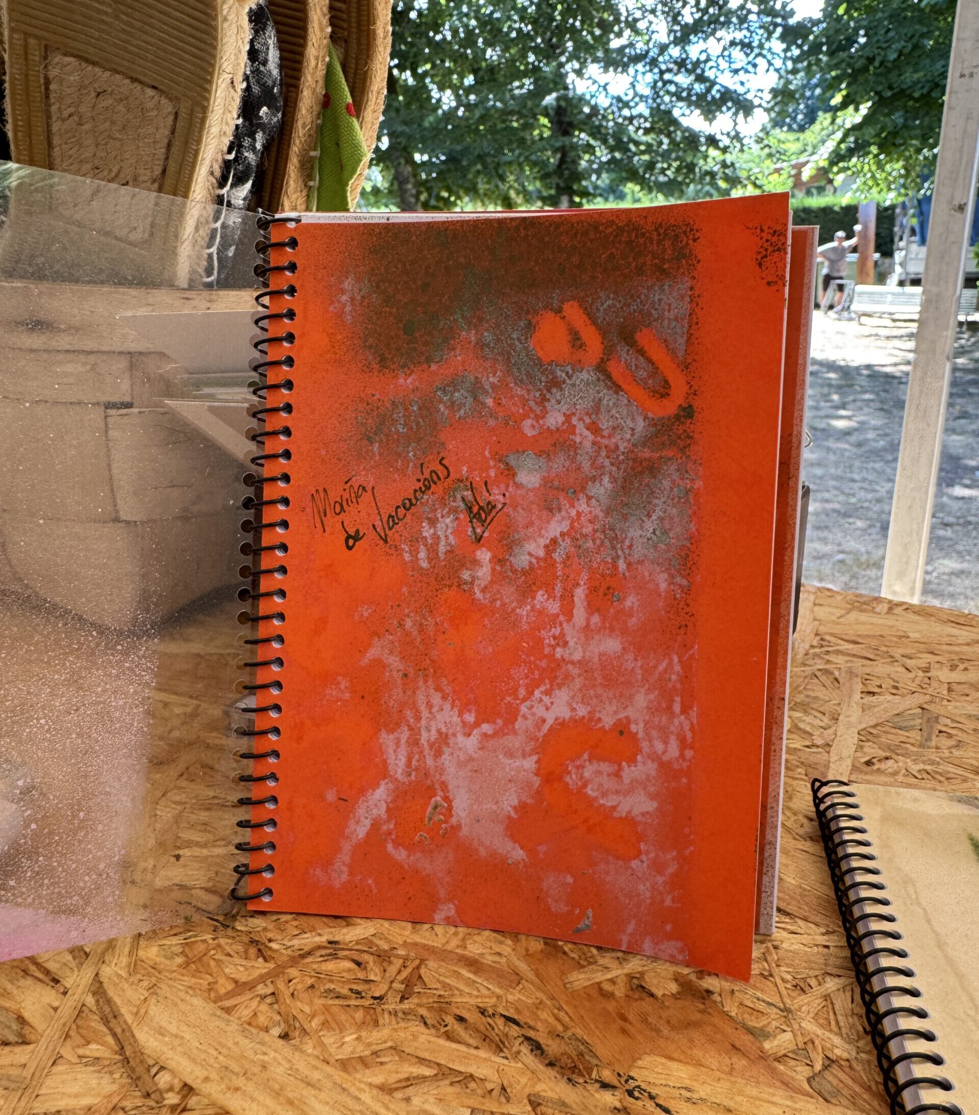 Libreta pintada por Asun Adá