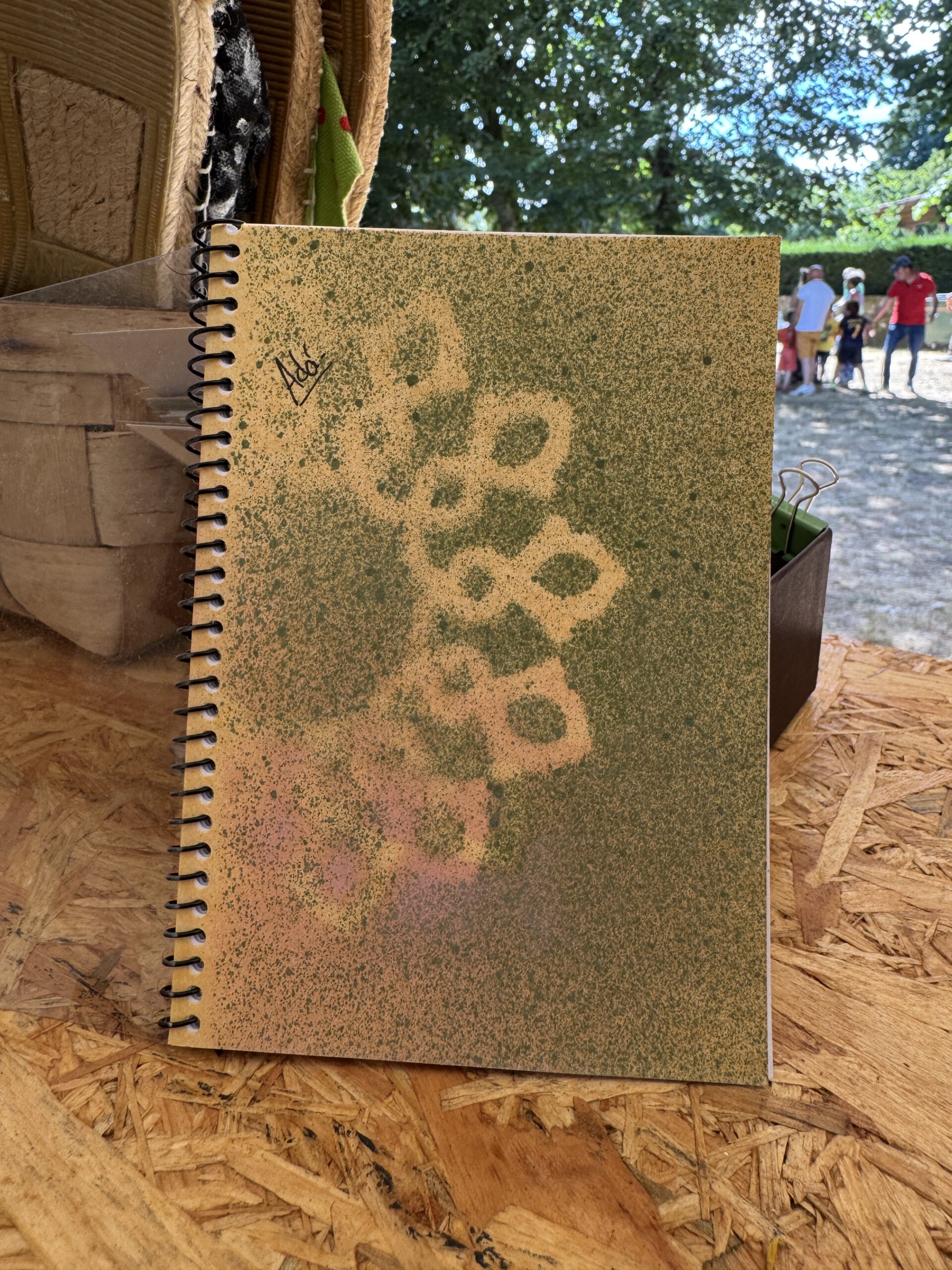 Libreta "medio mandala" pintada por Asun Adá