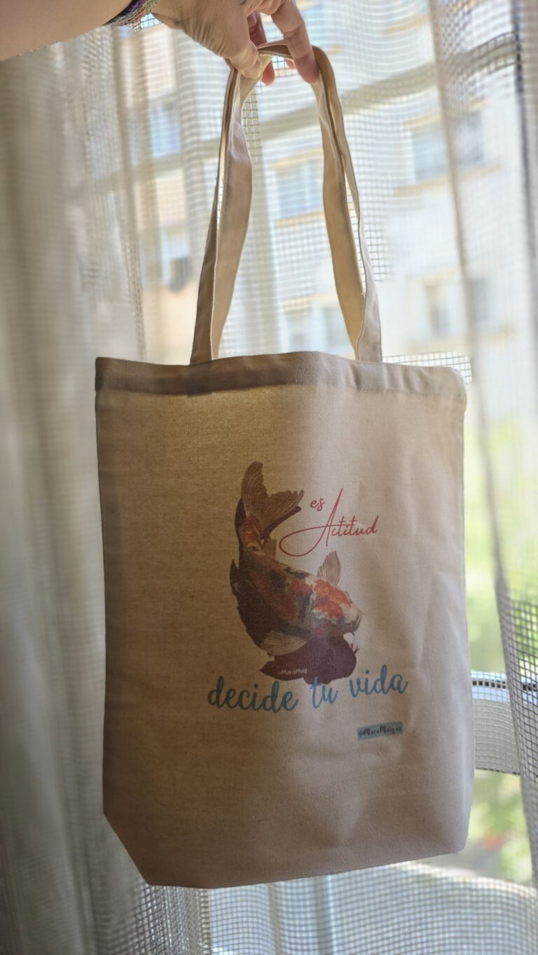 tote grande "es actitud decide, con imagen de un koi" MaraMalg