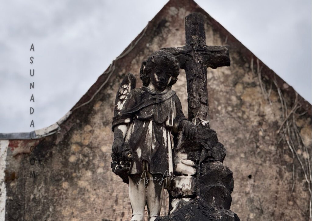 Días señalados​-Ángel en cementerio-blogasunada