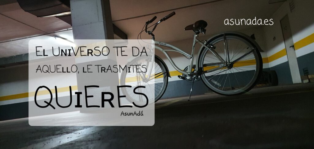 Bicicleta en un garaje interior sol, con caja de texto: "el universo te da aquello le trasmites quieres" blogasunada