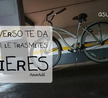 Bicicleta en un garaje interior sol, con caja de texto: "el universo te da aquello le trasmites quieres" blogasunada