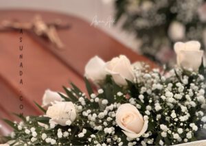 Final de la partida​-ataúd y rosas blancas-blogasunada