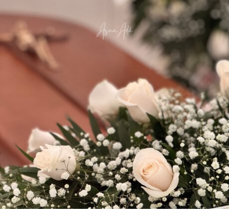 Final de la partida​-ataúd y rosas blancas-blogasunada