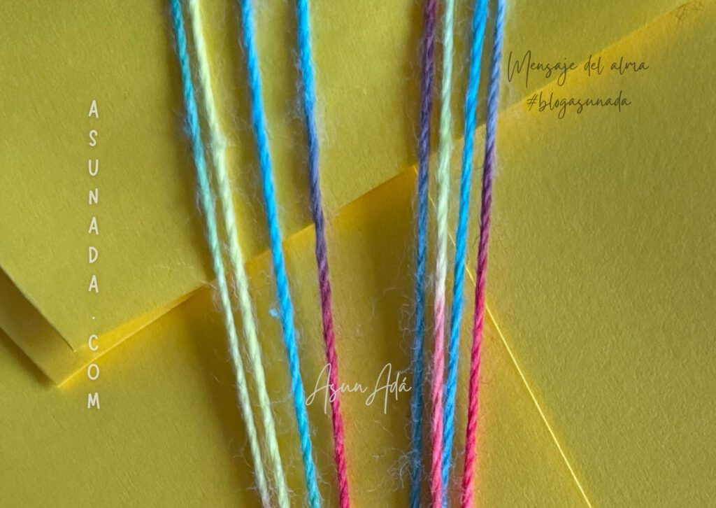 Materializar tus pensamientos-empaquetado amarillo con cordones de colores-blogasunada