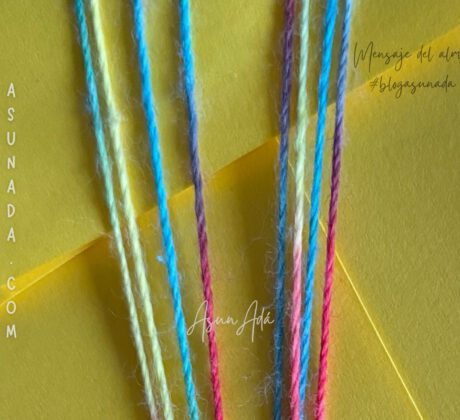 Materializar tus pensamientos-empaquetado amarillo con cordones de colores-blogasunada