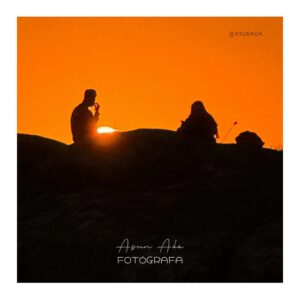 Silueta de pareja en rocas ante puesta de sol, Relaciones humanas -BlogAsunada