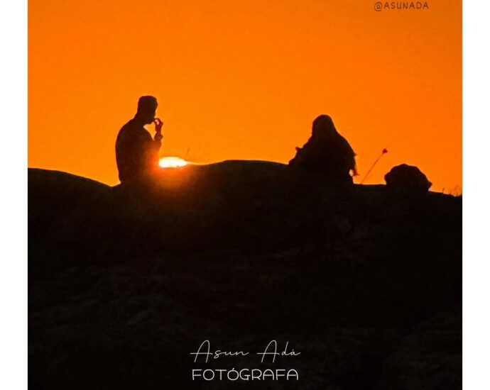 Silueta de pareja en rocas ante puesta de sol, canalización espiritual Relaciones humanas -BlogAsunada