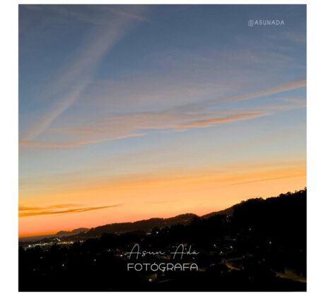 Puesta de sol sobre el mar con montaña-Solucionar la vida de otros​, canalización por AsunAda