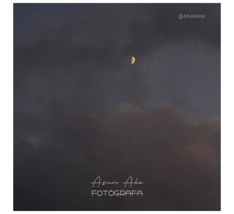 Cielo anocheciendo con nubes y luna creciente. “Un día lleno de vida” canalización por AsunAdá